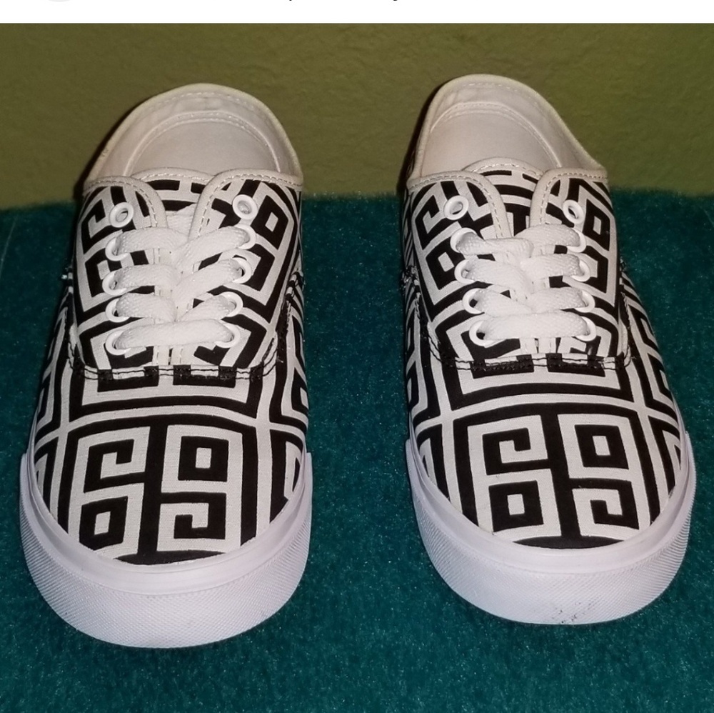NWOT Black and white Sneakers